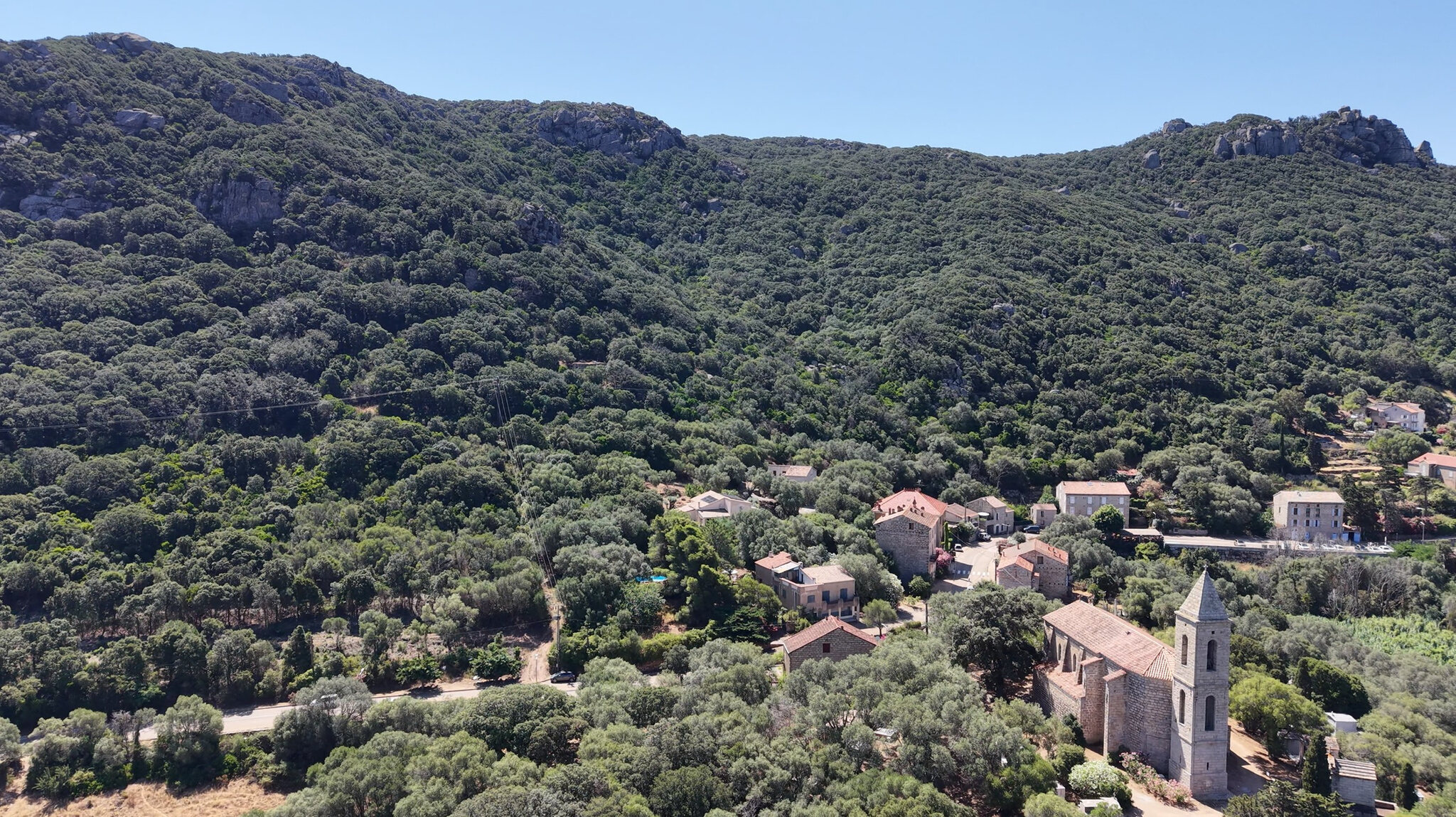 Vue aérienne du village de Figari